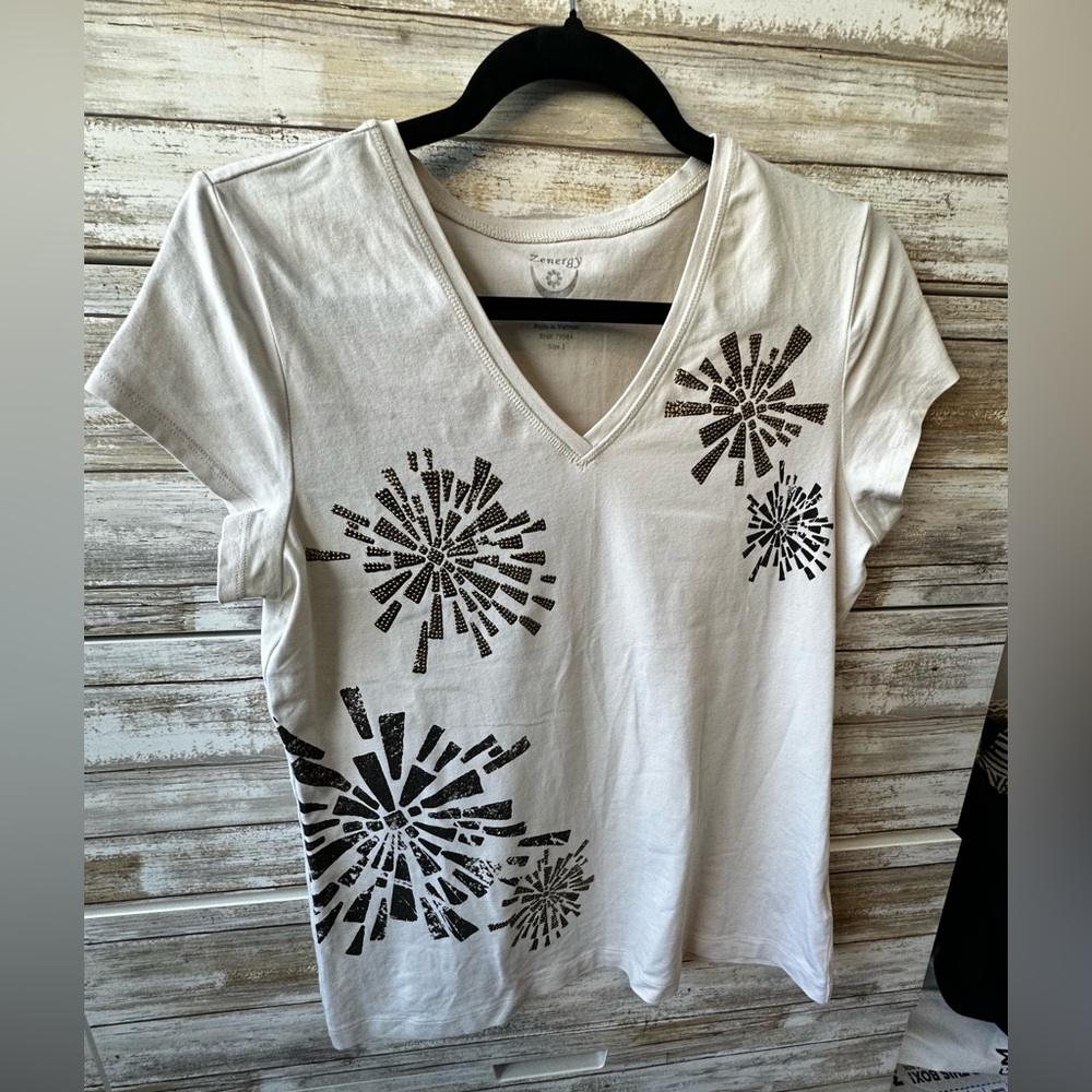 🌟 Chico’s Zenergy V-Neck Tee White Studded Firework Top Sz M
